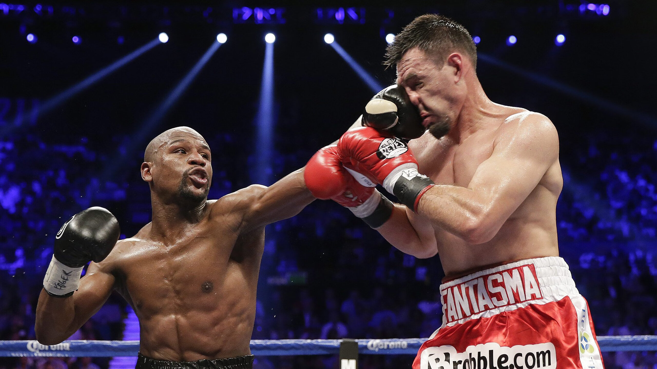 2015年季后赛：库里在对阵灰熊的比赛中，投中8个三分球收官，帮助勇士摘得冠军！